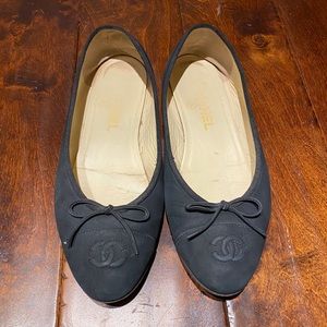 CHANEL back leather flats